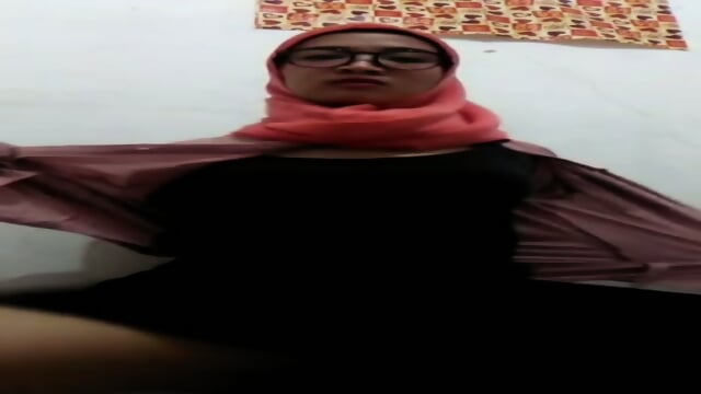 Ngocok memek sampai banjir lendir