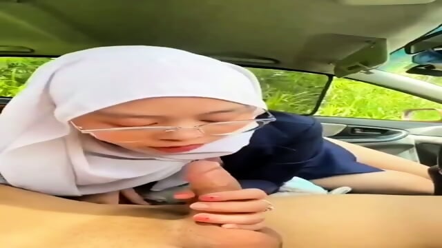 Awek Tudung Melayu Cantik Main Dalam Kereta