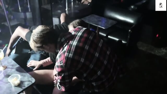 Todo mundo transa com a Larissa no clube swinger