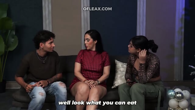 I Put my cock inside my New Gf's Mom in Front Of her And Still She Couldn't Caught Us