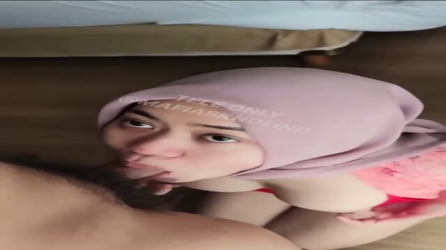 Cewek cantikk berhijab ngemut kontol keenakan Https://s.id/yangviral1