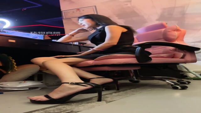 chinese foot worship in internet cafe