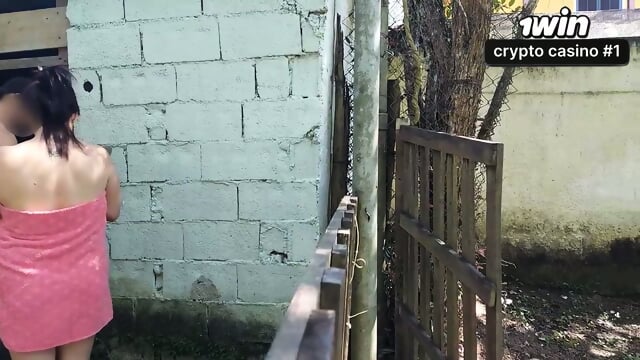 Mulher casada pede ajuda ao zelador com chuveiro quebrado e paga com sexo envolvendo