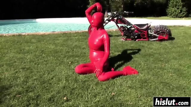 Girl in latex tries out her new dildo