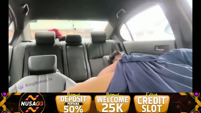 hijab cantik nyobain main di mobil sama pacar baru