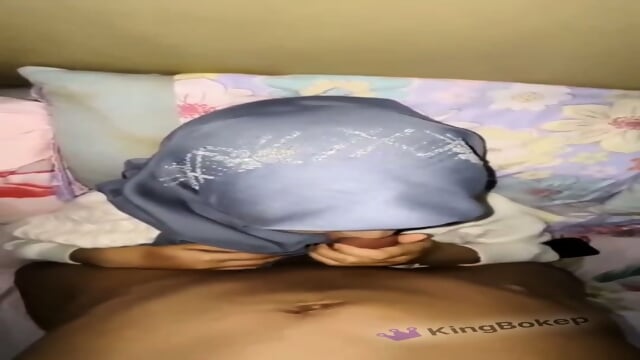 Tante hijab di entot tetangga saat suami kerja