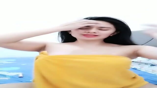 Tante Kimaya Agatha Inem Seksi Handukan Kuning Toket dan Meki Nongol Terus Jilid II