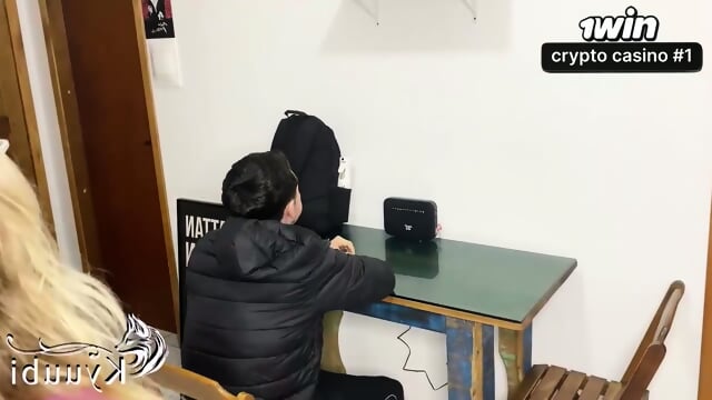 Namorado saiu e amigo dele chegou em casa para aproveitar uma loira atÃ© ela gozar!