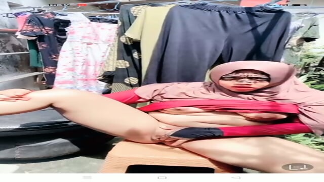 Mba Sarah Omek Hijab Bugil