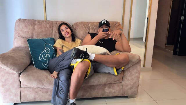 Mon mari cocu est trÃ¨s excitÃ© et mon voisin me baise Ã  son insu 4K