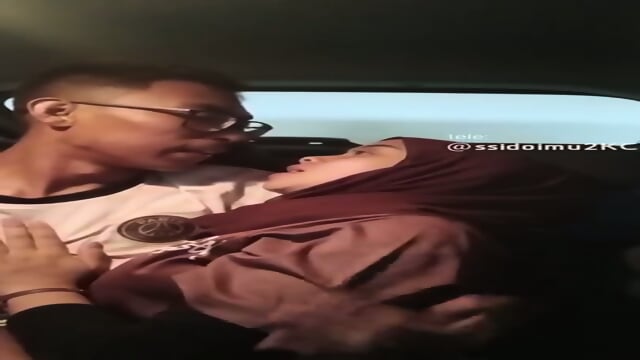 Ewe Ayang Hijab Di Mobil