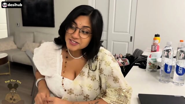 Santa Ne Hawsi Ko  Bhabhi Ji Ki Chut De Di Or Usne Chudayi Kardi