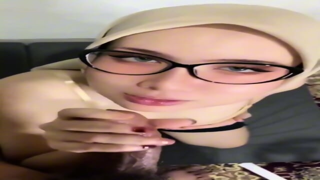 Sepong Nikmat Hijab Berkacamata