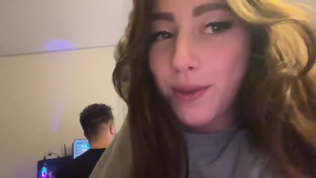 Cette meuf en a ras le cul de voir son mec scotchÃ© Ã  son PC