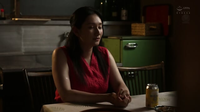 With the overwhelming hip movements of this sweat-drenched housewife, I came inside her without moving my hips even once. Rei Kimura