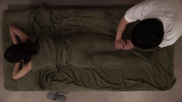 Despite her husband being present, the frustrated wife is calmly given a massage while being fucked from behind, and the slow stimulation makes her orgasm, unable to refuse the internal ejaculation. Yuri Adachi