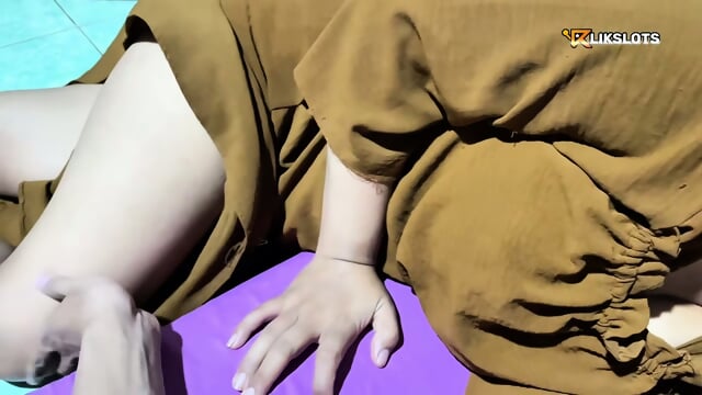 Toket besar adik tiriku bikin aku sange berat.