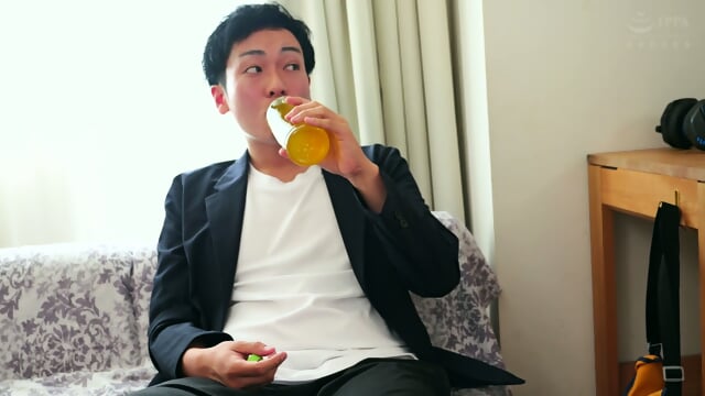 I'm a new sales representative for a moving company... A naive housewife who secretly pleases customers behind her husband's back - Yoshizawa Yuki