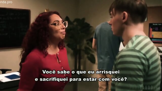Professora safada dando aula de DP com alunos na escola atÃ© gozar - Legendado