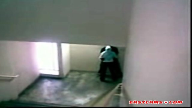 malay-skodeng awek tudung hijab kat tangga