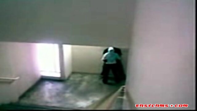 malay-skodeng awek tudung hijab kat tangga