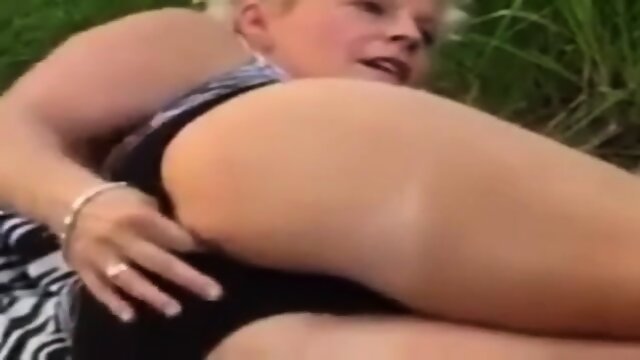 Blonde MILF GenieÃt 2 Cocks Im Freien