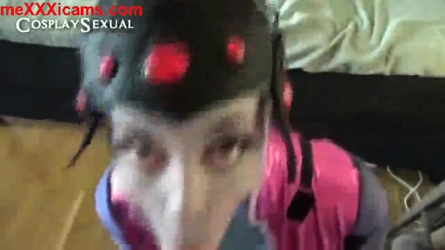 Chica en cosplay coge como puta completo en meXXXicams . com