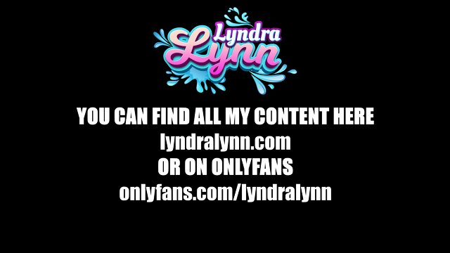 Cheerleader masturbates in mud on her bed