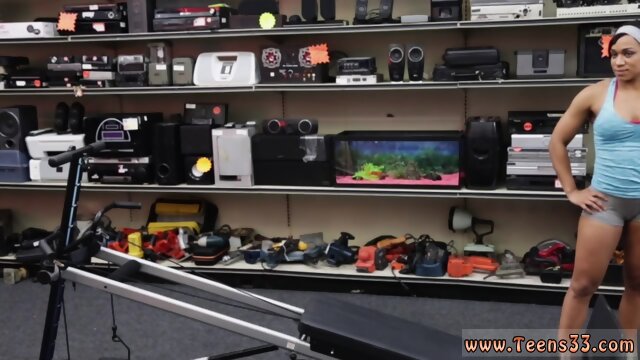 Thailand big xxx Muscular Chick Spreads Eagle For Cash!