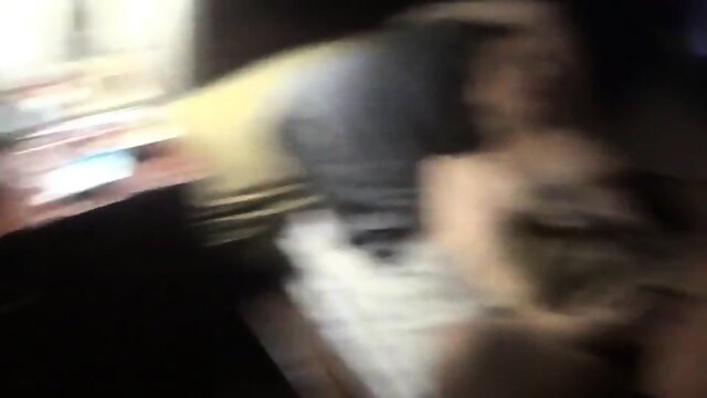 Un mec chanceux baise avec deux femmes excitees dans un trio amateur chaud