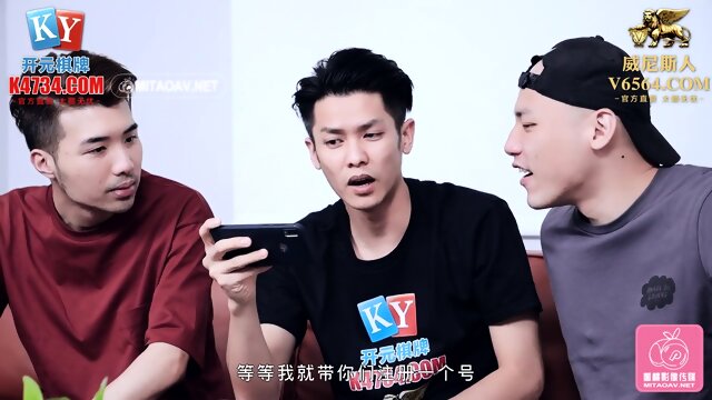 sexy Chinese women sex with her three colleagues