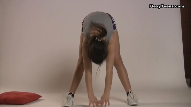 Tight Maria Ivanovna does gymnastics naked