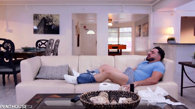 Su Madrastra Ayuda A Su Hijo A Terminar...algo Importante