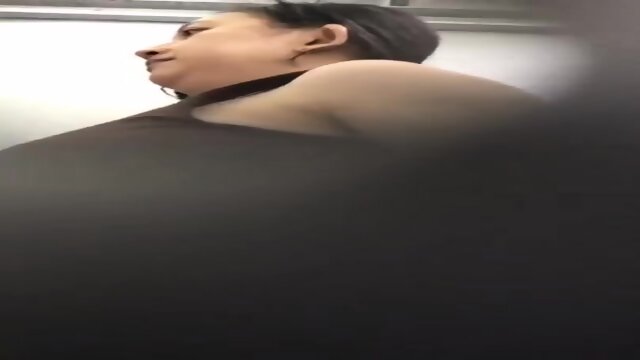 Ngintip Mandi Tante Cantik Istri Pak Kades