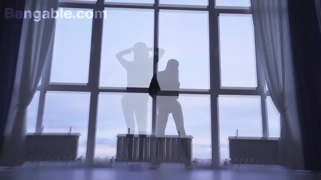 Hot teen girls shake their tushy