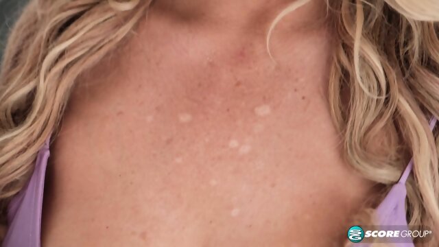 Lily Craven: Slim & Stacked MILF