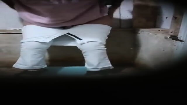 Ngintip Hijabers Pegangin Memeknya Agar Aliran Pipisnya Tidak Muncrat Kemana-Mana