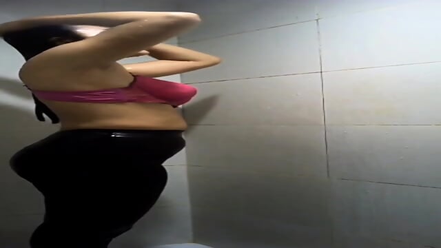 Ngintip Mandi Karyawan Cafe Toket Kecil