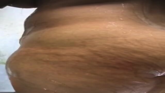 Ngintip Mandi Tante Bahenol